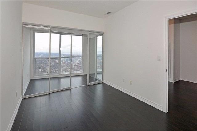 5604 - 386 Yonge St, Condo with 2 bedrooms, 2 bathrooms and 1 parking in Toronto ON | Image 2