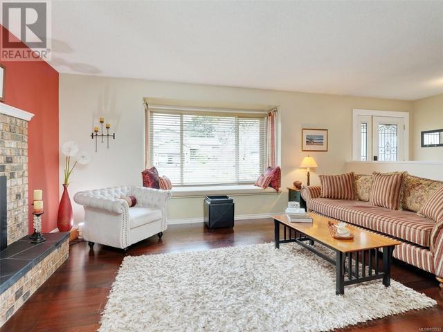 732 Viaduct Ave E, House detached with 4 bedrooms, 3 bathrooms and 4 parking in Saanich BC | Image 7
