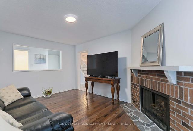 218 Mullen Dr, House detached with 3 bedrooms, 3 bathrooms and 4 parking in Vaughan ON | Image 2