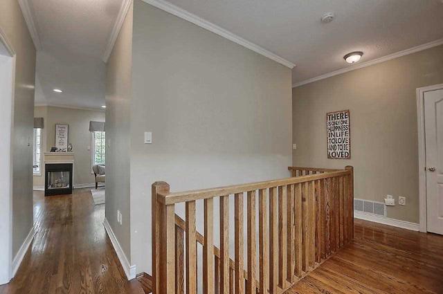 86 Monkman Crt, House detached with 3 bedrooms, 3 bathrooms and 5 parking in Aurora ON | Image 2