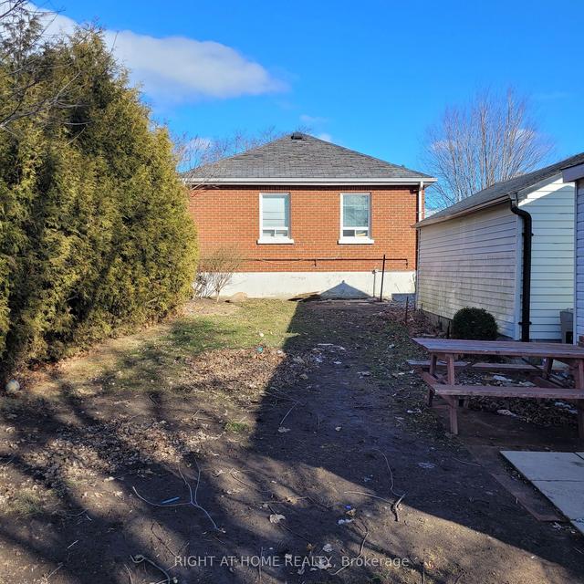 202 Cadillac Ave S, House detached with 3 bedrooms, 2 bathrooms and 4 parking in Oshawa ON | Image 8