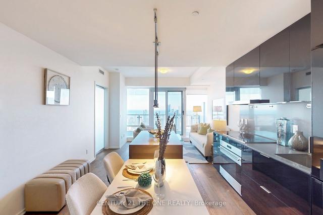 6705 - 1 Bloor St E, Condo with 1 bedrooms, 2 bathrooms and 1 parking in Toronto ON | Image 2