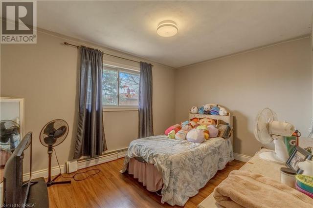 486 St. Paul Avenue, House other with 5 bedrooms, 2 bathrooms and 6 parking in Brantford ON | Image 12