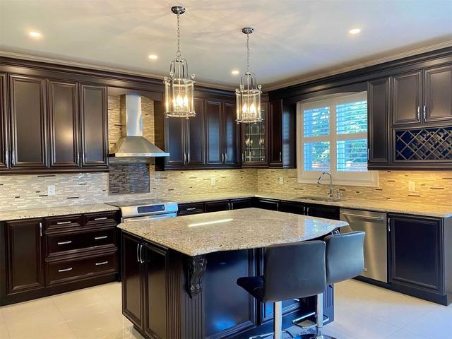 2343 Thruxton Dr, House detached with 4 bedrooms, 4 bathrooms and 6 parking in Oakville ON | Image 3