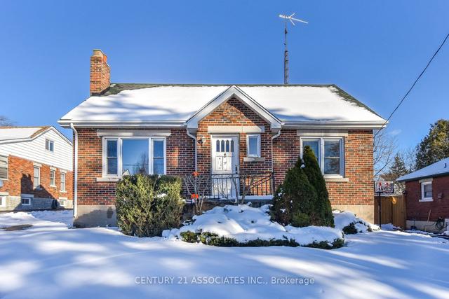 37 Lowell St N, House detached with 3 bedrooms, 2 bathrooms and 4 parking in Cambridge ON | Image 1