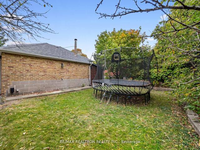 61 Collinson Blvd, House detached with 3 bedrooms, 2 bathrooms and 5 parking in Toronto ON | Image 19