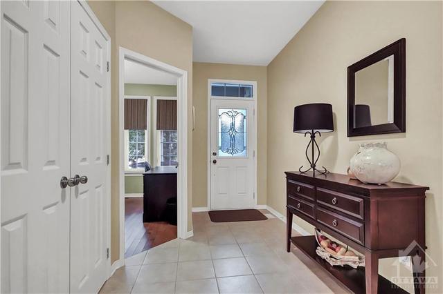 204 Cairnsmore Circle, Townhouse with 3 bedrooms, 3 bathrooms and 6 parking in Ottawa ON | Image 2