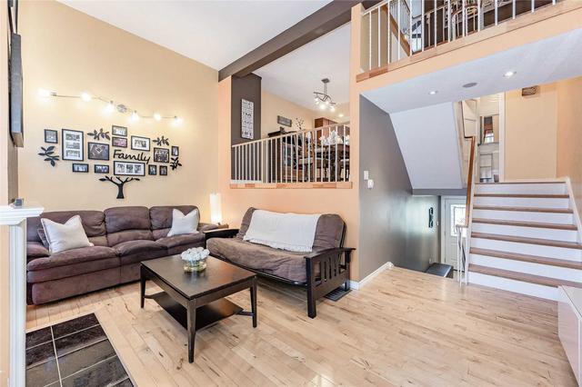 960 Warwick Crt, Townhouse with 3 bedrooms, 2 bathrooms and 2 parking in Burlington ON | Image 36