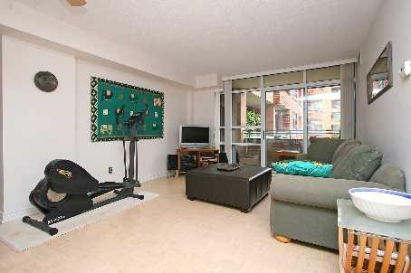 405 - 1093 Kingston Rd, Condo with 1 bedrooms, 1 bathrooms and 1 parking in Toronto ON | Image 2
