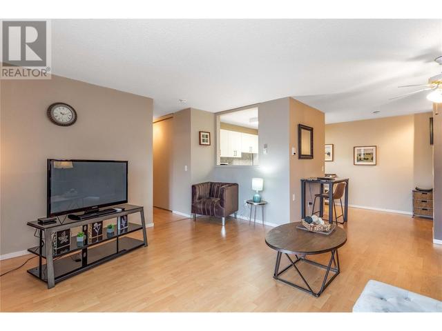 305 - 555 Rowcliffe Avenue, Condo with 2 bedrooms, 2 bathrooms and 1 parking in Kelowna BC | Image 8