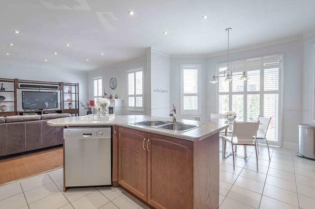 2492 Whistling Springs Cres, House detached with 4 bedrooms, 5 bathrooms and 4 parking in Oakville ON | Image 2