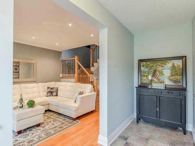 2901 Bramshaw Gdns, House semidetached with 3 bedrooms, 2 bathrooms and 4 parking in Mississauga ON | Image 2