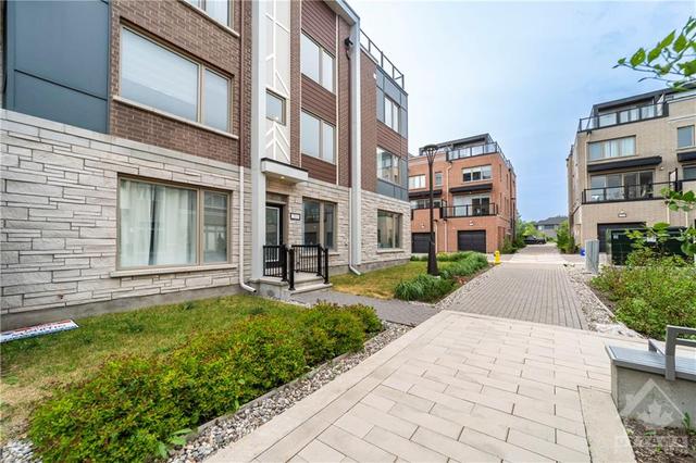 203 Makadewa Private, Townhouse with 3 bedrooms, 3 bathrooms and 1 parking in Ottawa ON | Image 2