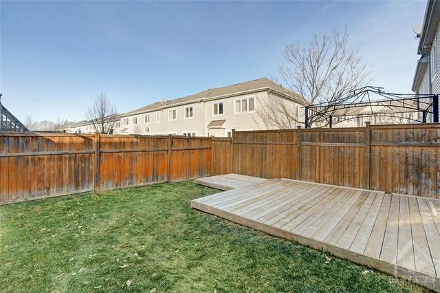 104 Par La Ville Circle, Townhouse with 3 bedrooms, 2 bathrooms and 2 parking in Ottawa ON | Image 28