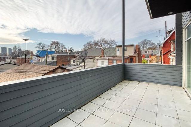 899 Dundas St W, House detached with 2 bedrooms, 3 bathrooms and 1 parking in Toronto ON | Image 3