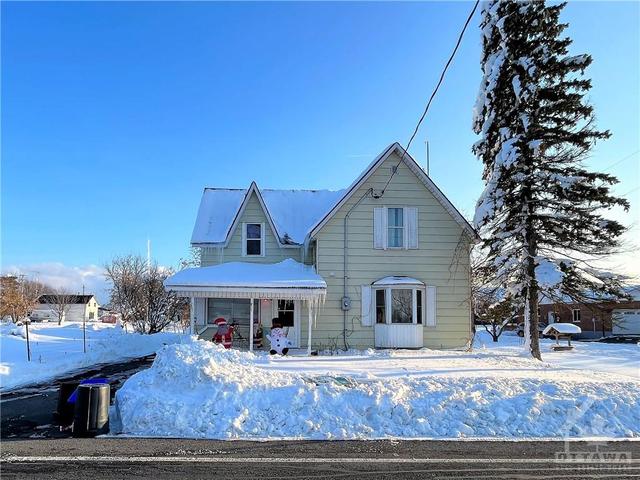 15568 County Rd 18 Road, House detached with 4 bedrooms, 2 bathrooms and 5 parking in South Stormont ON | Image 1