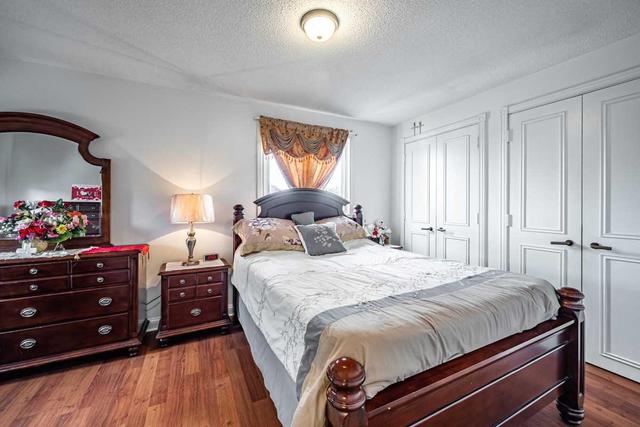 13 Birch Tree Cres, House detached with 3 bedrooms, 3 bathrooms and 4 parking in Toronto ON | Image 3