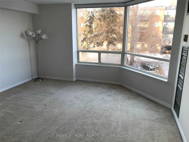 202 - 309 Major Mackenzie Dr, Condo with 3 bedrooms, 2 bathrooms and 2 parking in Richmond Hill ON | Image 2