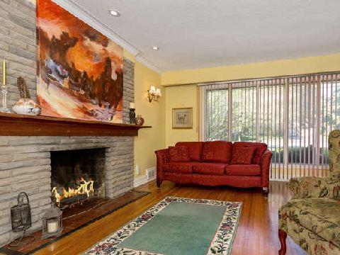 67 Rathburn Rd, House detached with 3 bedrooms, 2 bathrooms and 6 parking in Toronto ON | Image 3