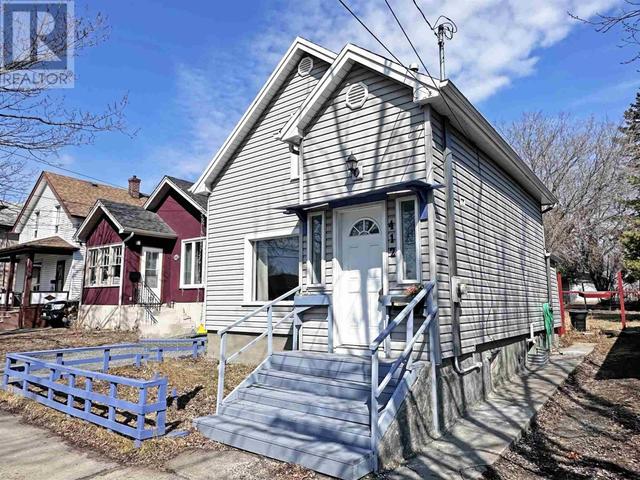 412 Queen Street, House detached with 3 bedrooms, 1 bathrooms and null parking in Thunder Bay ON | Image 2