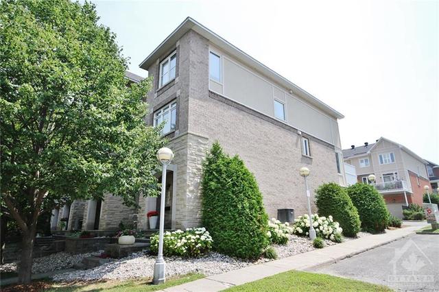 182 Lanark Avenue, Townhouse with 3 bedrooms, 3 bathrooms and 4 parking in Ottawa ON | Image 2