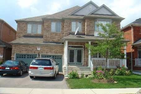65 Bluffwood Cres, House detached with 2 bedrooms, 1 bathrooms and 2 parking in Brampton ON | Image 2