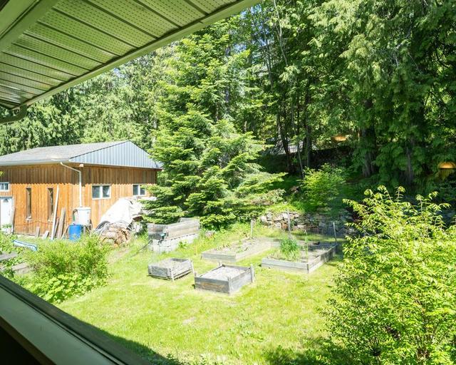 7484 Highway 3a, House detached with 4 bedrooms, 3 bathrooms and null parking in Central Kootenay E BC | Image 75
