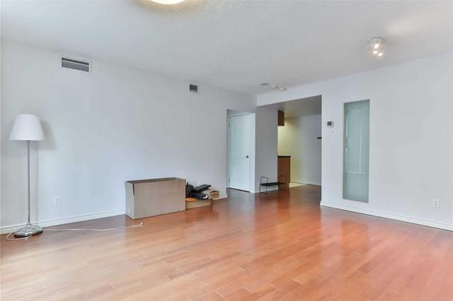 1003 - 263 Wellington St, Condo with 2 bedrooms, 1 bathrooms and 1 parking in Toronto ON | Image 3