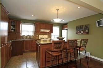 8 Treeview Dr, House detached with 2 bedrooms, 2 bathrooms and 4 parking in Toronto ON | Image 7