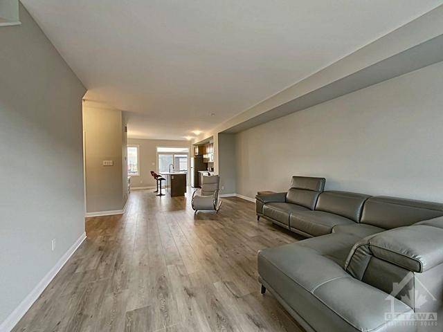 29 Lakepointe Drive, Townhouse with 3 bedrooms, 3 bathrooms and 5 parking in Ottawa ON | Image 9