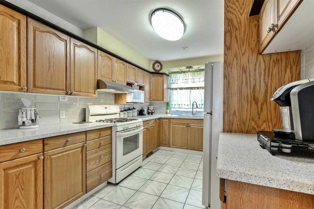 71 Moregate Cres, Townhouse with 3 bedrooms, 3 bathrooms and 1 parking in Brampton ON | Image 6