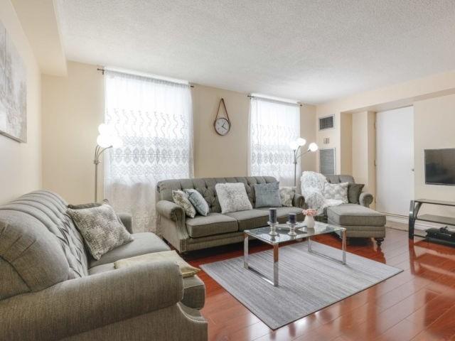 1211 - 4 Lisa St W, Condo with 3 bedrooms, 2 bathrooms and 2 parking in Brampton ON | Image 3