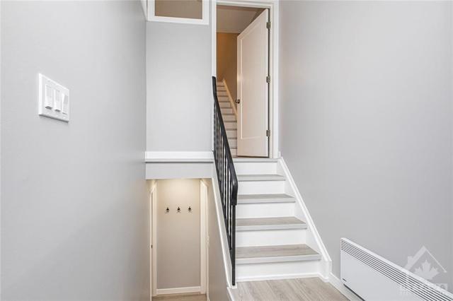 14 Woodvale Green, Townhouse with 3 bedrooms, 2 bathrooms and 1 parking in Ottawa ON | Image 4