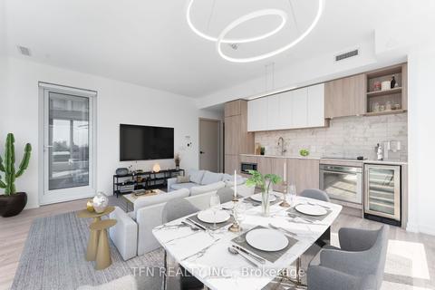 1121 - 2020 Bathurst St, Condo with 3 bedrooms, 2 bathrooms and 1 parking in Toronto ON | Card Image