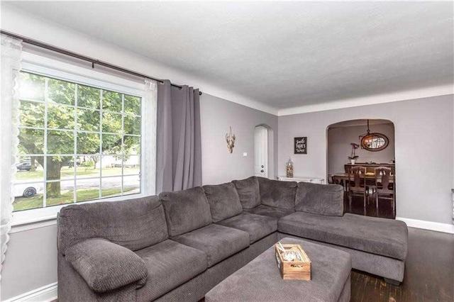 20 Manor Rd, House detached with 3 bedrooms, 2 bathrooms and 4 parking in St. Catharines ON | Image 2