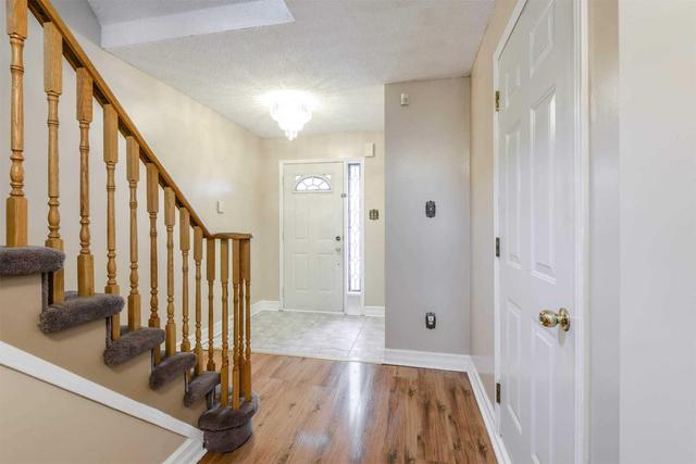 192 Cresthaven Rd, Townhouse with 3 bedrooms, 2 bathrooms and 2 parking in Brampton ON | Image 2