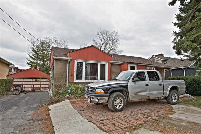 6456 Montrose Rd, House detached with 2 bedrooms, 2 bathrooms and 4 parking in Niagara Falls ON | Image 1