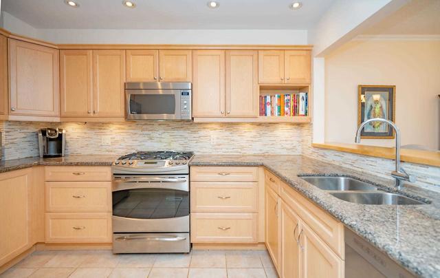 14 Carl Shepway, Townhouse with 3 bedrooms, 2 bathrooms and 2 parking in Toronto ON | Image 3