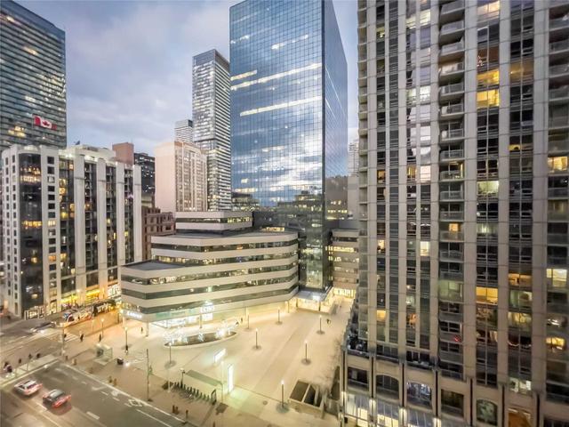 1005 - 770 Bay St, Condo with 1 bedrooms, 1 bathrooms and 1 parking in Toronto ON | Image 5