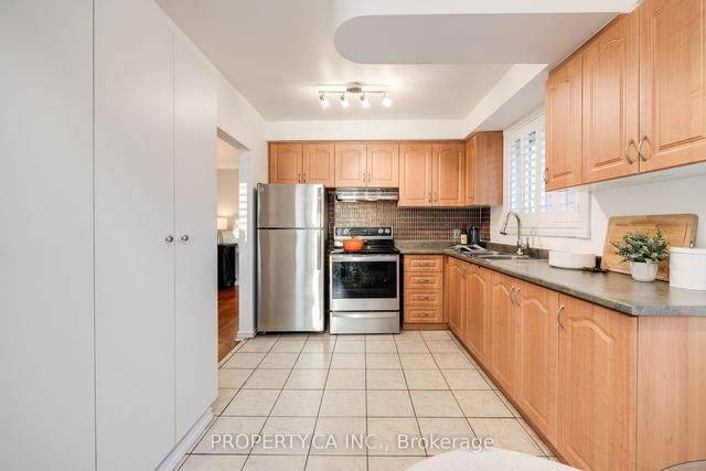 23 Niantic Cres, House semidetached with 3 bedrooms, 2 bathrooms and 4 parking in Toronto ON | Image 2