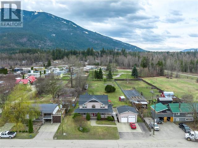 704 Moss Street, House detached with 5 bedrooms, 3 bathrooms and 6 parking in Revelstoke BC | Image 67