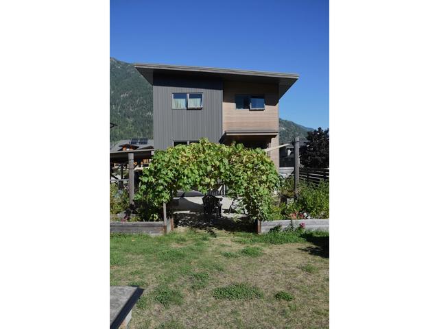 824 Sproat Drive, House detached with 3 bedrooms, 2 bathrooms and null parking in Nelson BC | Image 4