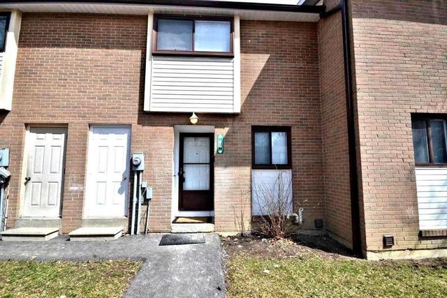 66 Fleetwood Cres, Townhouse with 3 bedrooms, 2 bathrooms and 1 parking in Brampton ON | Image 1
