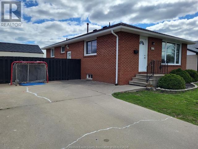 5056 Colbourne, House detached with 4 bedrooms, 1 bathrooms and null parking in Windsor ON | Image 2