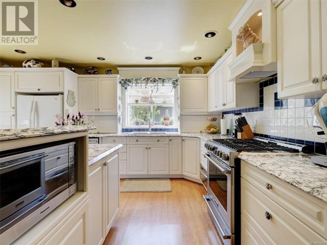 4109 Mercer Pl, House detached with 5 bedrooms, 5 bathrooms and 2 parking in Saanich BC | Image 9