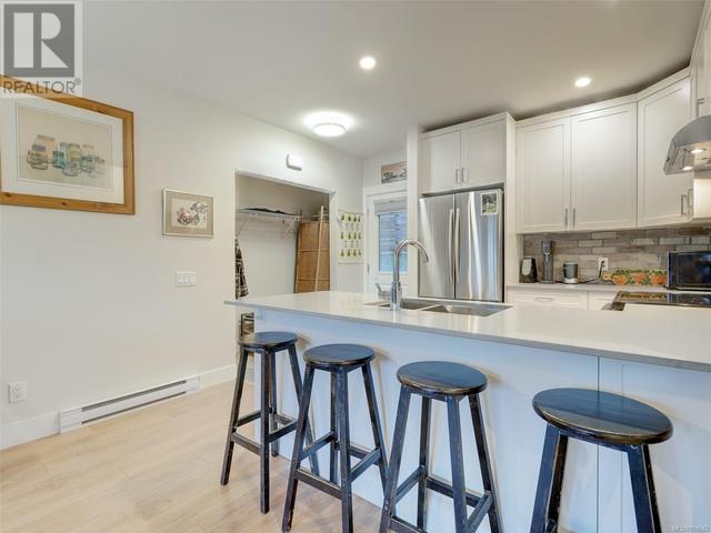 1 - 1146 Caledonia Ave, Condo with 2 bedrooms, 1 bathrooms and 1 parking in Victoria BC | Image 12