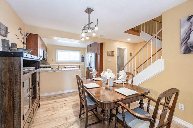 960 Warwick Crt, Townhouse with 3 bedrooms, 2 bathrooms and 2 parking in Burlington ON | Image 8