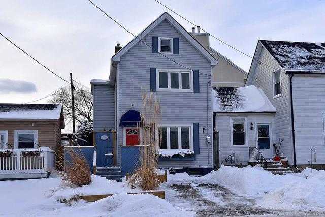 61 Wood St W, House detached with 2 bedrooms, 1 bathrooms and 1 parking in Hamilton ON | Image 1