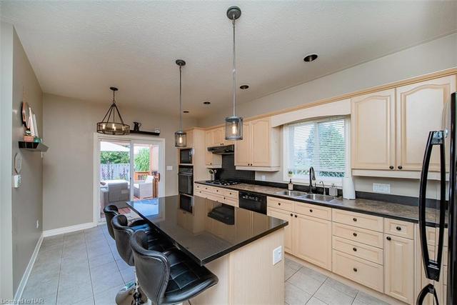7967 Oakridge Drive, House detached with 5 bedrooms, 3 bathrooms and 8 parking in Niagara Falls ON | Image 5