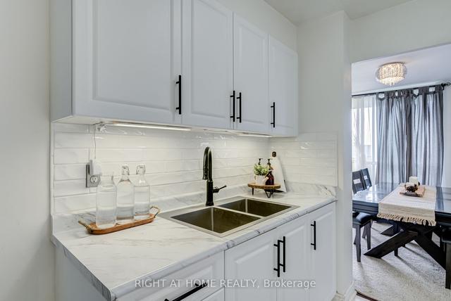 2211 - 1 Massey Sq, Condo with 2 bedrooms, 1 bathrooms and 1 parking in Toronto ON | Image 9